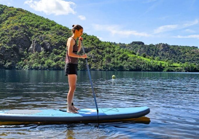 WOMAN PADDLEBOARDING ON LAKE-min